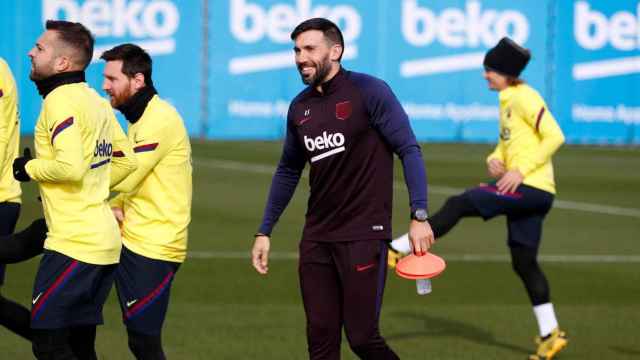 Eder Sarabia con Messi en un entrenamiento / EFE