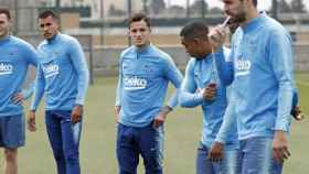 Una foto de Philippe Coutinho junto a sus compañeros durante un entrenamiento del Barça / FCB