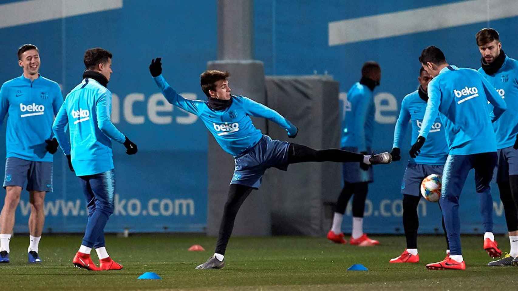 El futbolista del filial del Barça Riqui Puig en un rondo durante un entrenamiento con el primer equipo / EFE