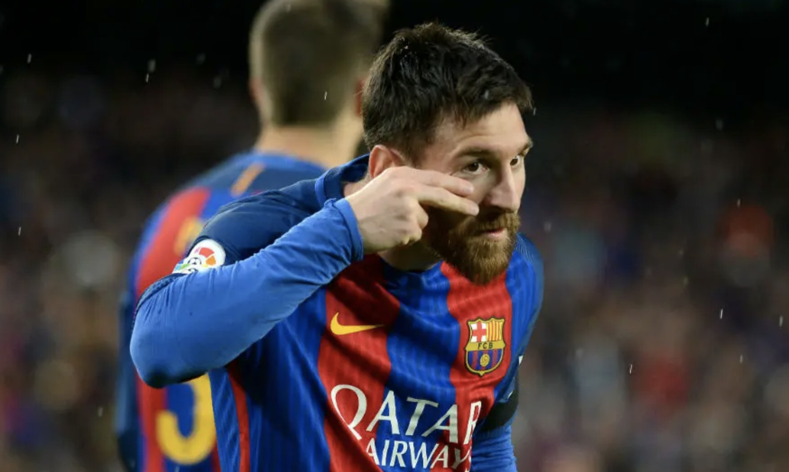 Una foto de Leo Messi celebrando un gol dedicado a la lucha en contra del cáncer infantil / FCB