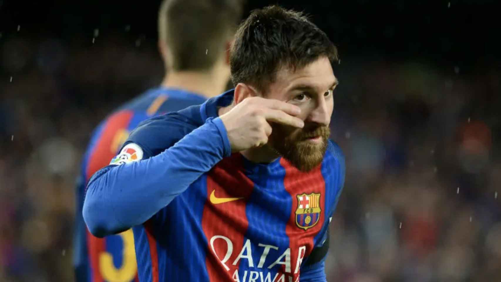 Una foto de Leo Messi celebrando un gol dedicado a la lucha en contra del cáncer infantil / FCB