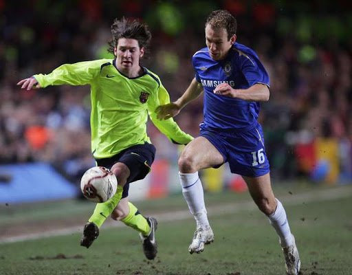 Leo Messi con Arjen Robben en una acción en el Chelsea-Barça de 2006 / REDES