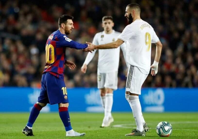 Messi y Benzema se saludan tras el partido/ EFE