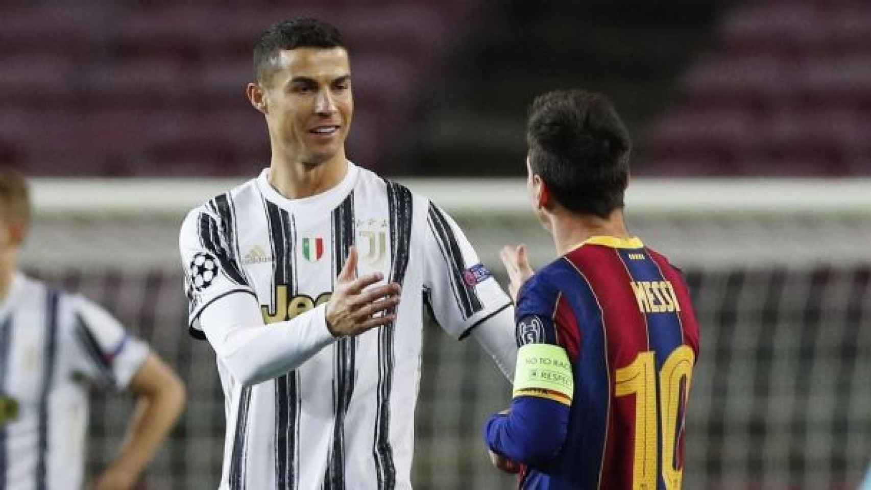 Cristiano y Messi se saludan amistosamente en el Barça-Juve