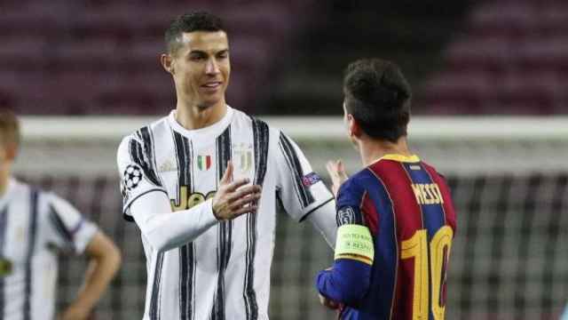 Cristiano y Messi se saludan amistosamente en el Barça-Juve / REDES
