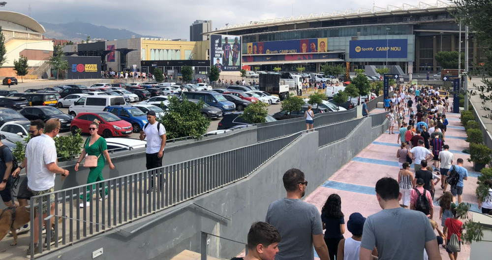 Las largas colas a las afueras del Camp Nou para visitar el Museo del Barça en el verano del 2022 / CULEMANÍA