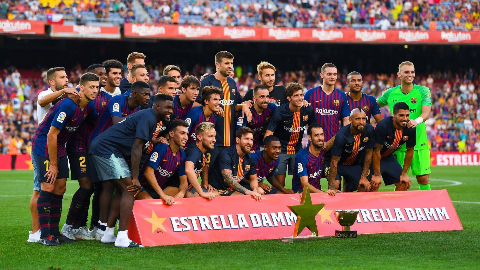 Los jugadores del Barça celebran la consecución del trofeo Joan Gamper 2018 / EFE