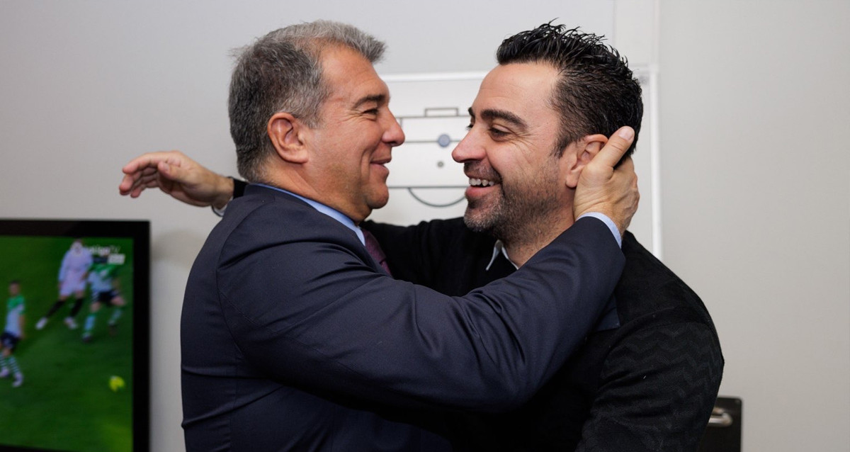 El emotivo abrazo de Joan Laporta y Xavi Hernández, durante un acto del Barça / FCB