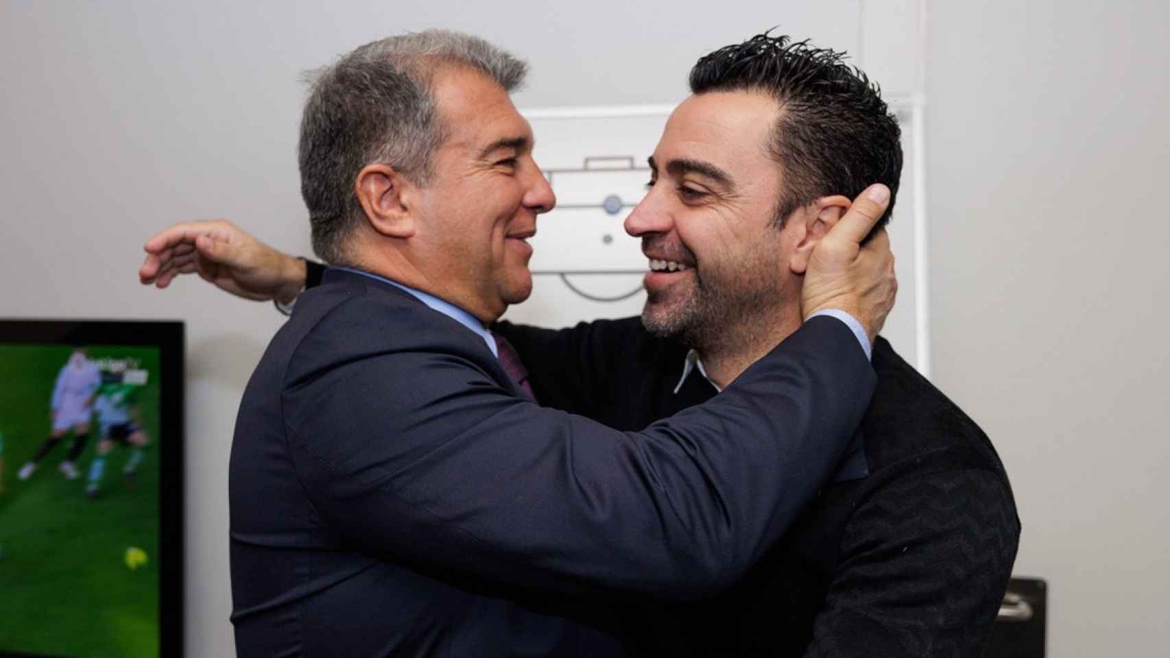 El emotivo abrazo de Joan Laporta y Xavi Hernández, durante un acto del Barça / FCB