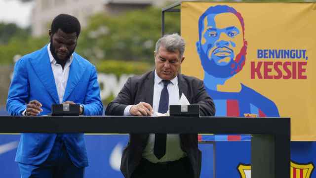 Joan Laporta en la presentación de Franck Kessie en que ambos firman públicamente el contrato / EFE