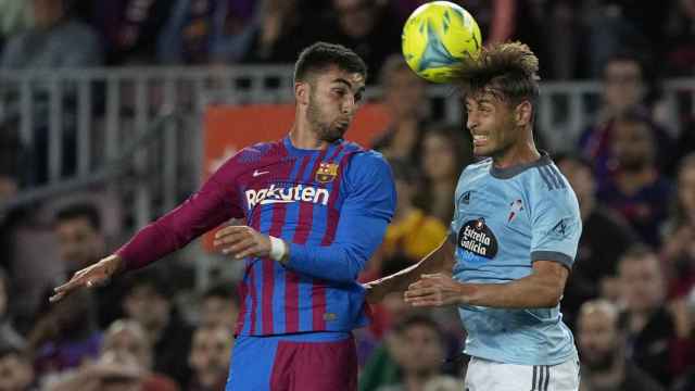 Ferran Torres pugna por un balón con Kevin Vázquez / EFE