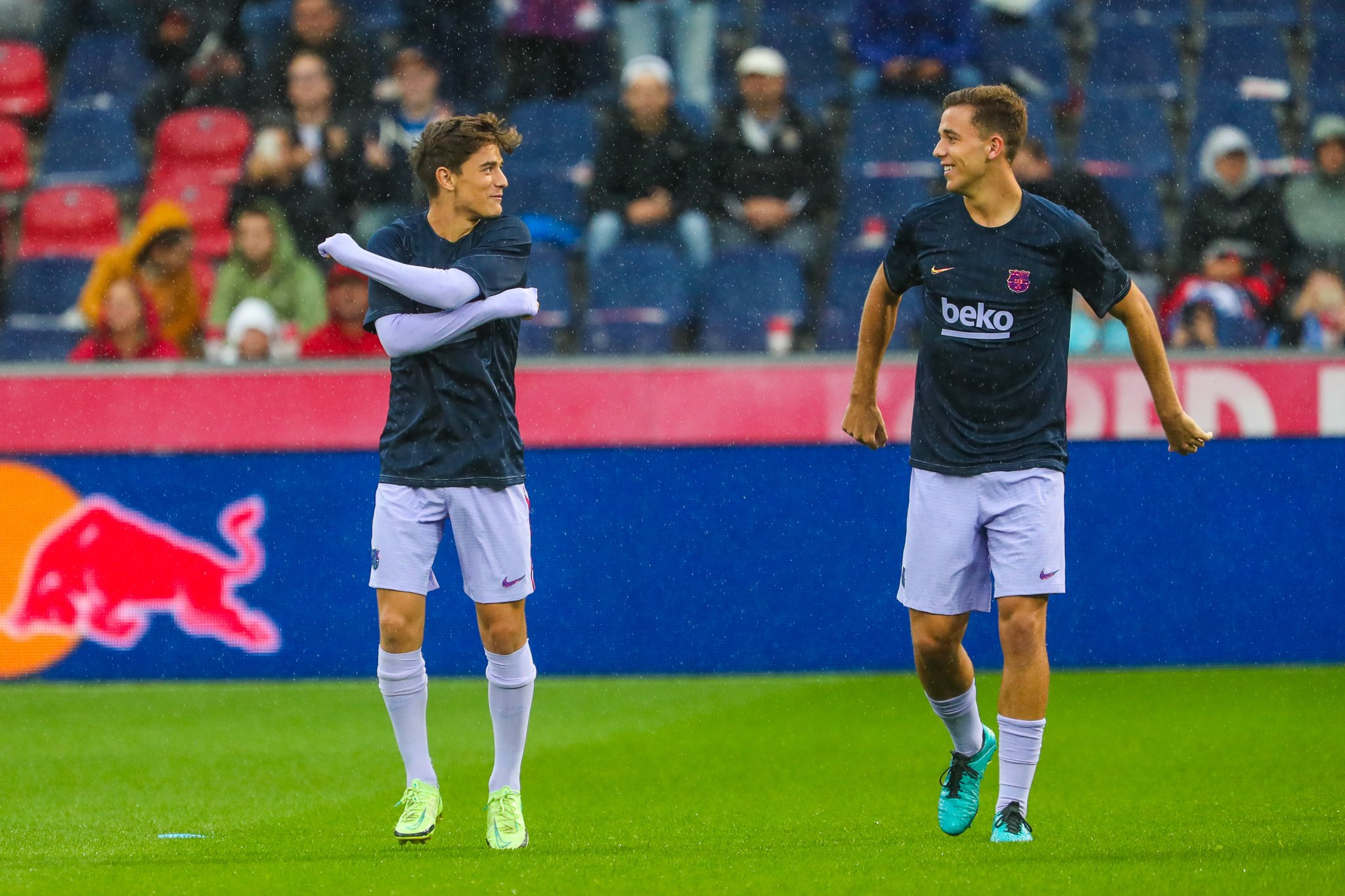 Gavi y Nico, durante una sesión de calentamiento antes de un partido del Barça / FCB Twitter