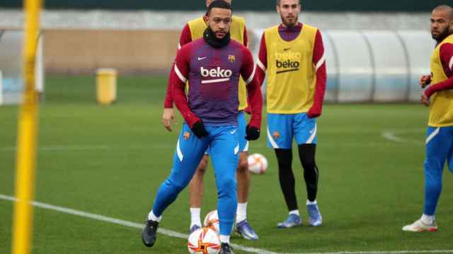 Memphis Depay, en el entrenamiento del Barça antes de viajar a Arabia Saudí / FCB