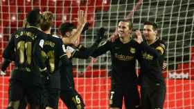 Los jugadores del Barça celebrando un gol en Granada / EFE