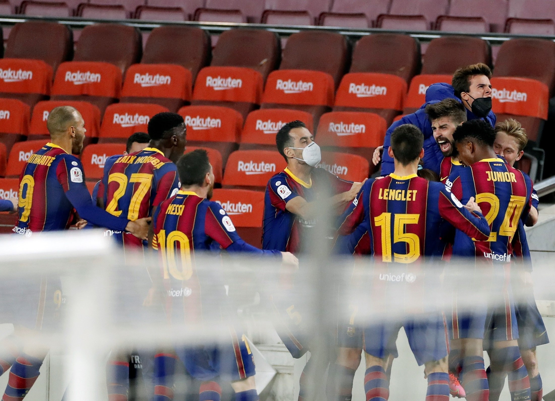 Los jugadores del Barça, celebrando el gol in extremis de Piqué contra el Sevilla | EFE