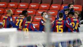 Los jugadores del Barça, celebrando el gol in extremis de Piqué contra el Sevilla | EFE