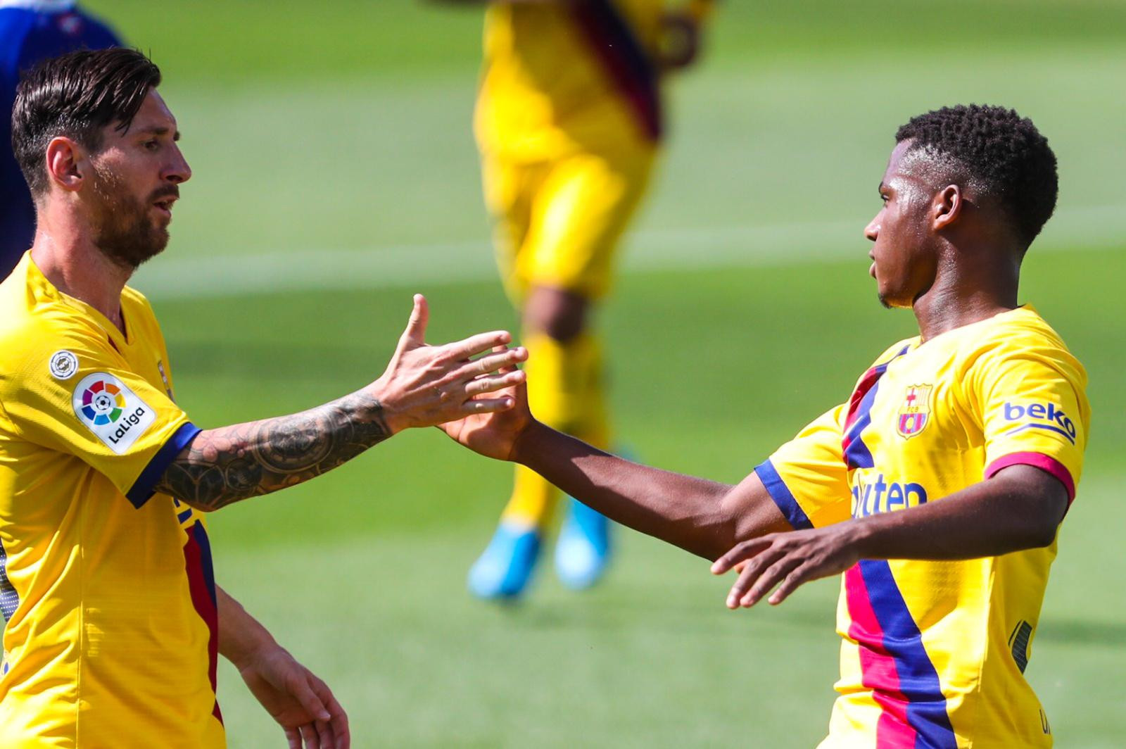Messi y Ansu Fati celebran el gol del juvenil contra el Alavés / EFE