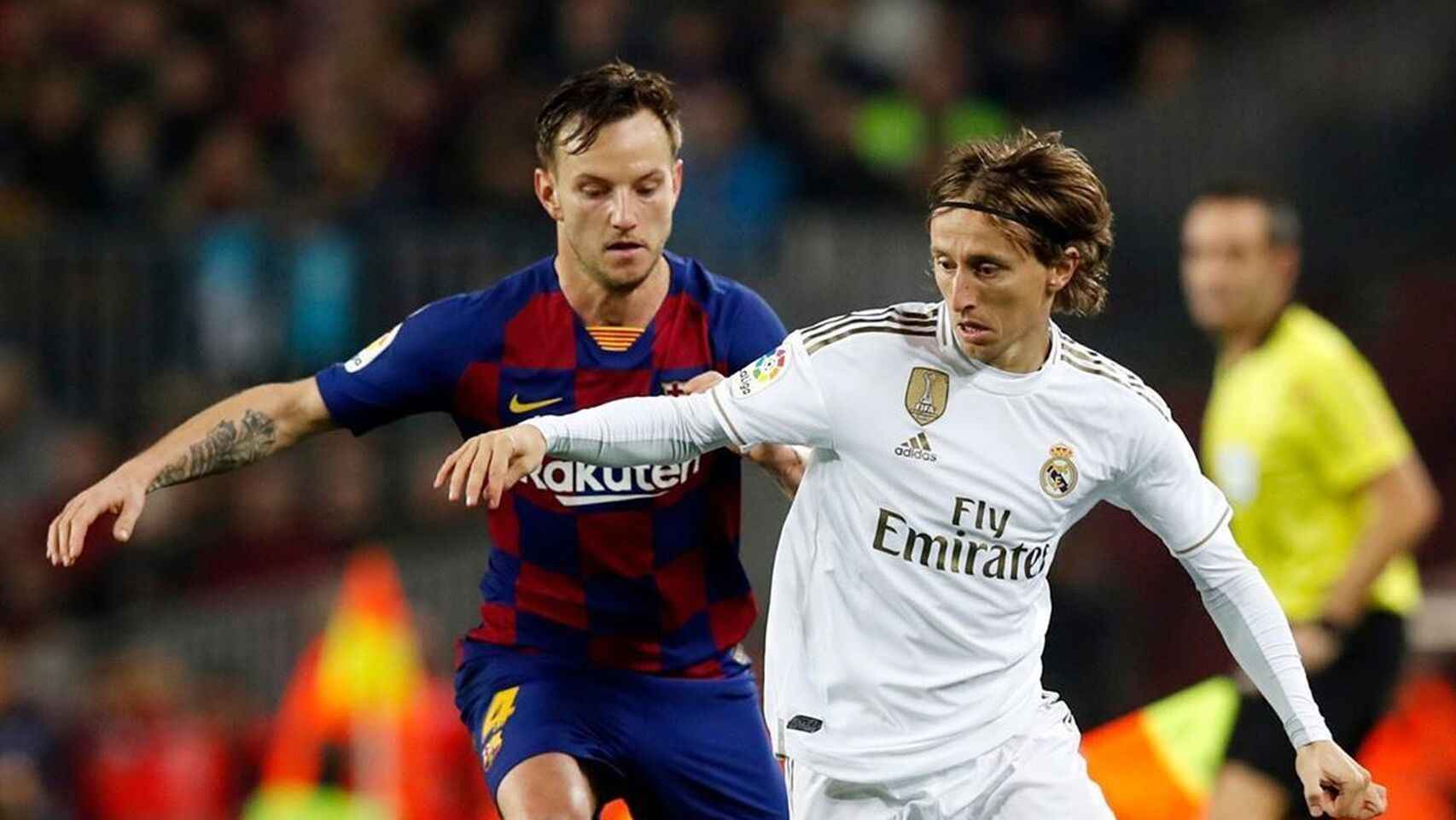 Rakitic disputa un balón a Luka Modric | EFE