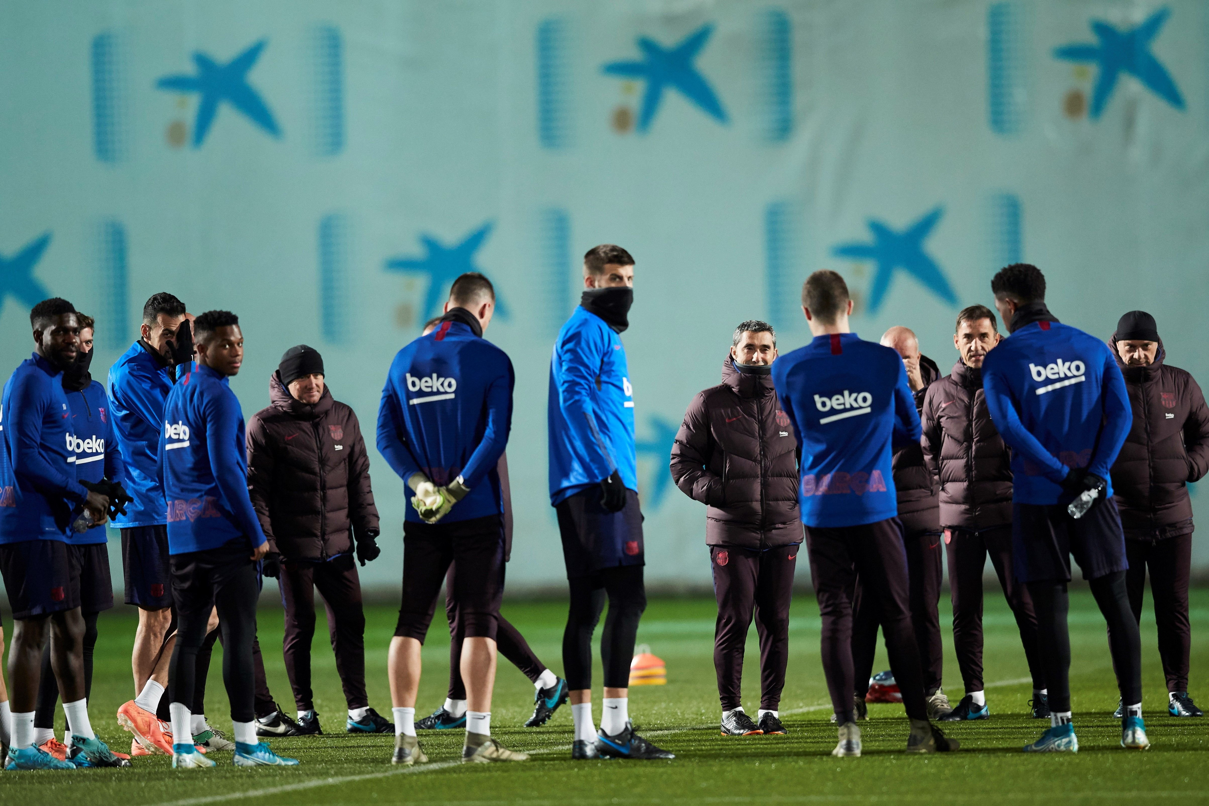 Valverde, junto a sus jugadores en un entrenamiento / EFE
