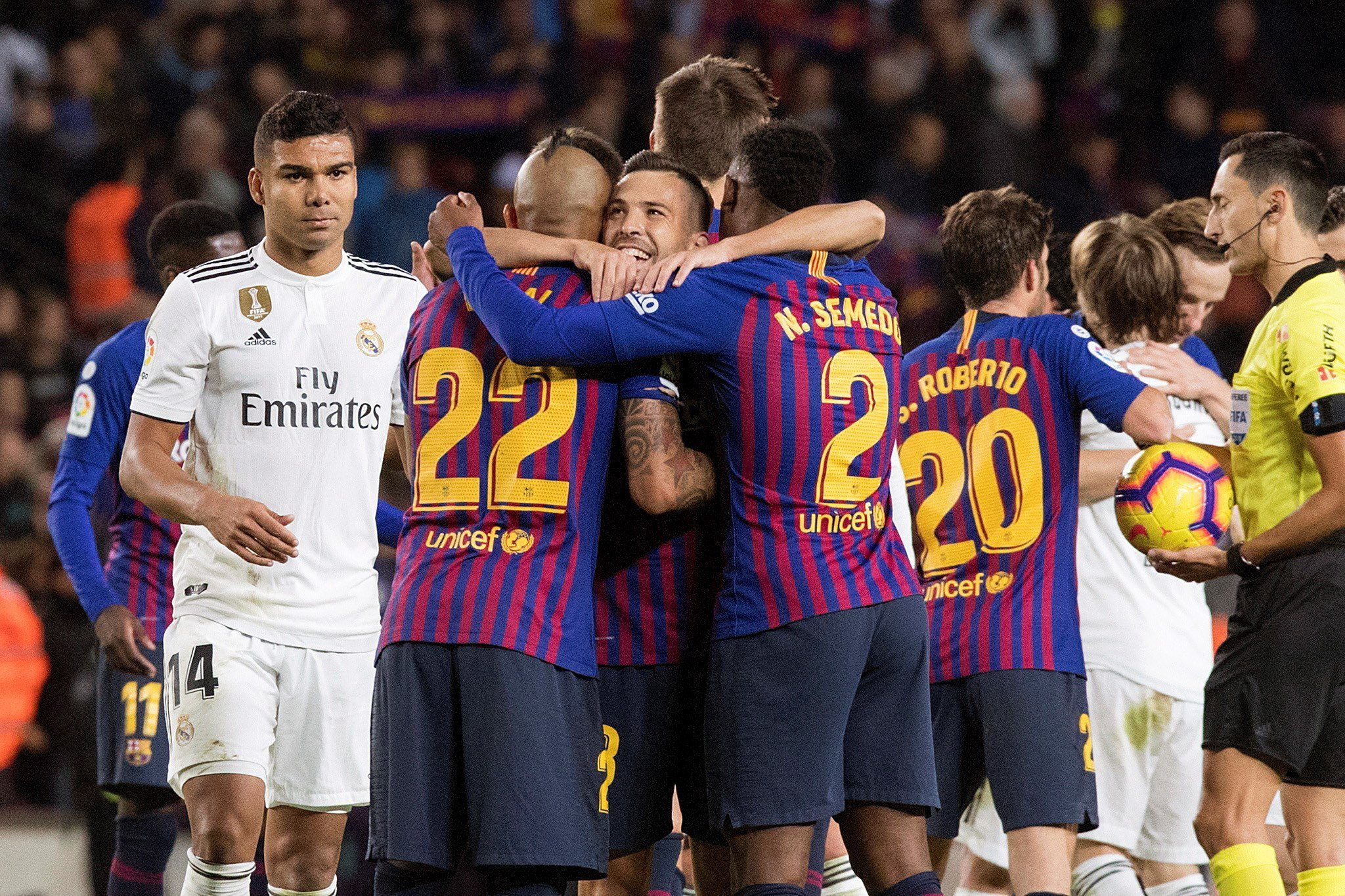 Los jugadores del Barça celebran una victoria contra el Real Madrid / EFE