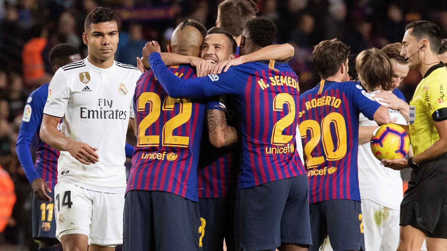 Los jugadores del Barça celebran una victoria contra el Real Madrid / EFE