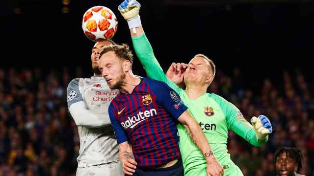 Ter Stegen despeja un córner en el Barça - Liverpool / EFE