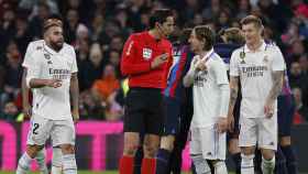 Munuera Montero dialoga con los jugadores del Real Madrid durante el clásico de Copa / EFE