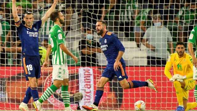 Dani Carvajal celebra su gol ante el Betis, en el Benito Villamarín / EFE