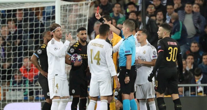 Ramos ve la tarjeta roja contra el Manchester City / EFE