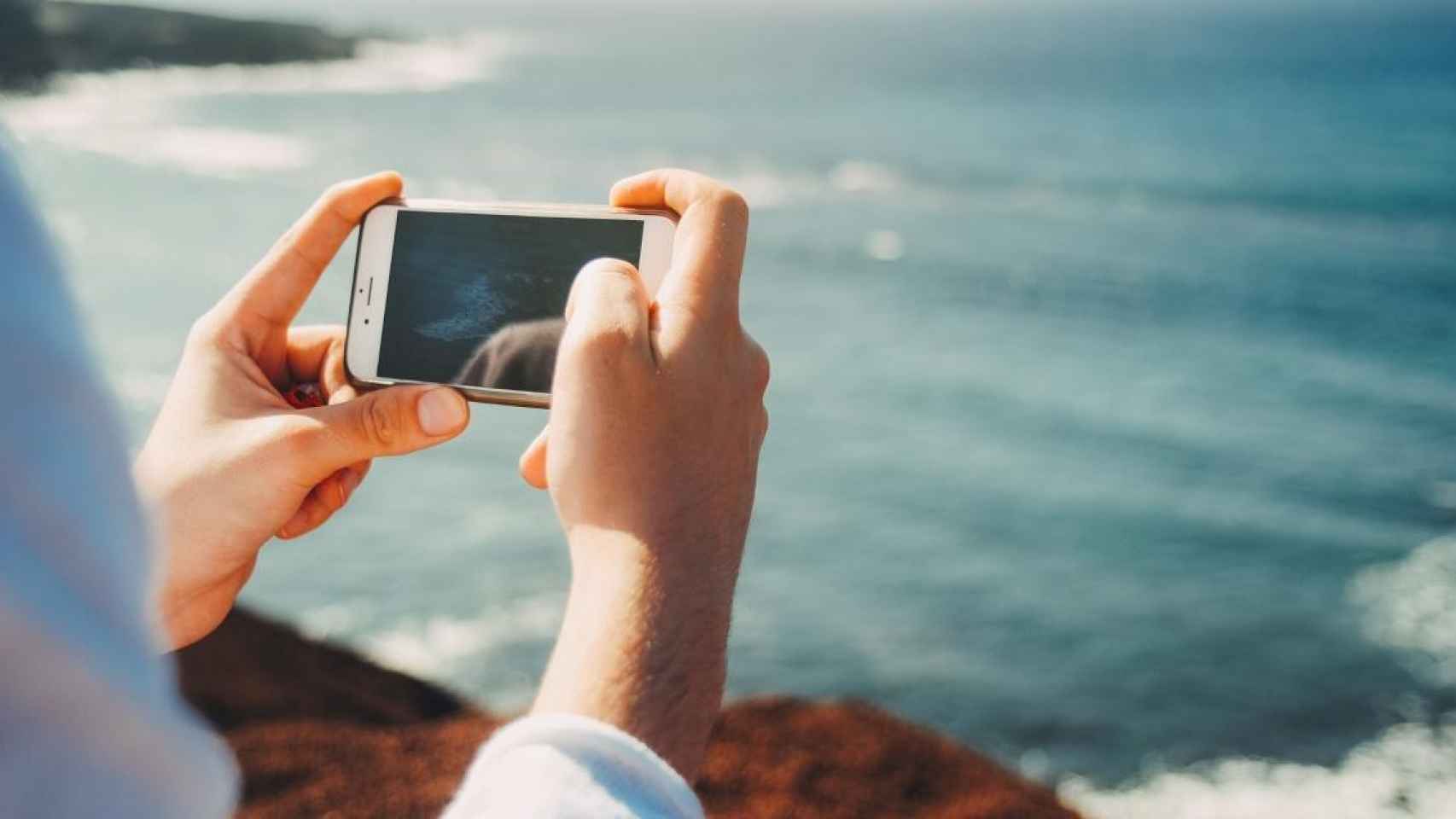 Una persona toma una foto con su móvil del paisaje / PIXABAY