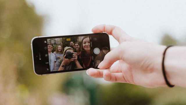 Personas haciéndose un 'selfie' con el móvil / UNSPLASH