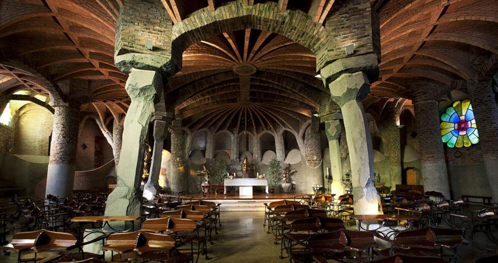 Interior de la Cripta Gaudí / COLÒNIA GÜELL