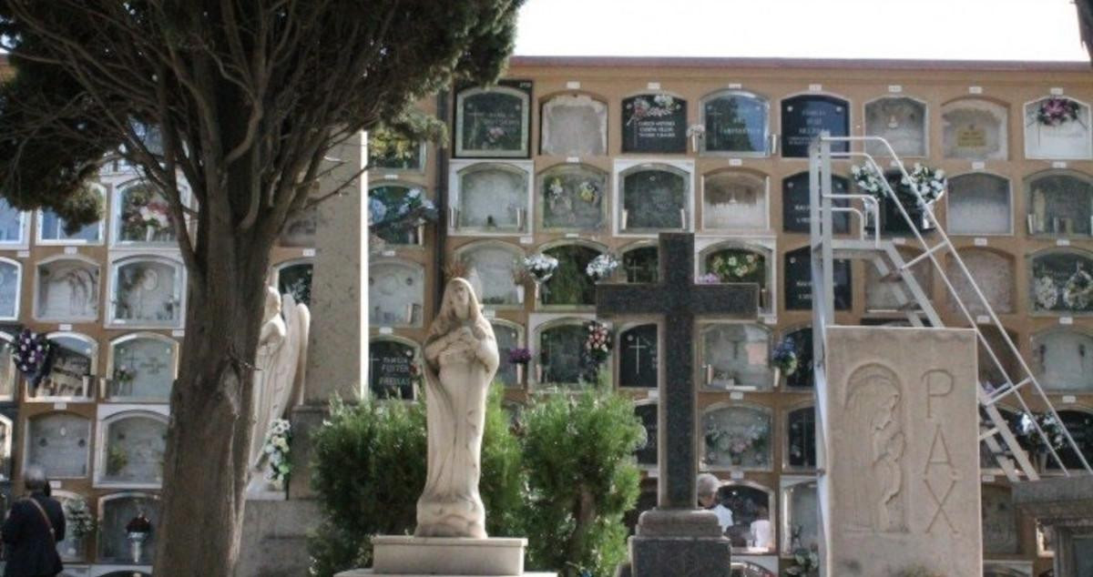 Varios epitafios en el cementerio de Montjuïc de Barcelona / EP