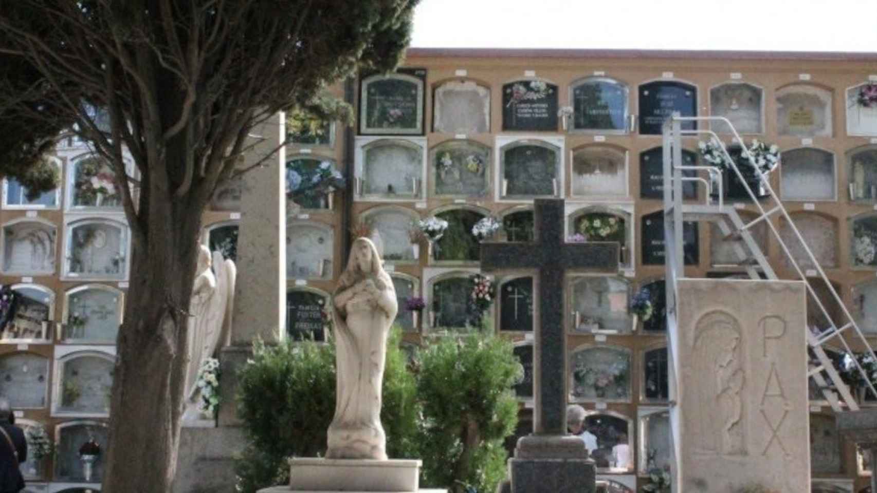 Varios epitafios en el cementerio de Montjuïc de Barcelona