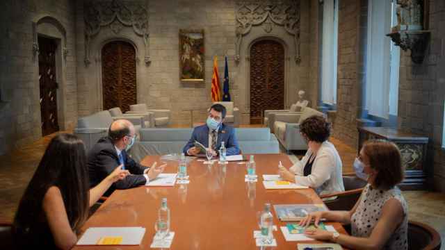 El presidente de la Generalitat de Cataluña, Pere Aragonès, reuniéndose con representantes de Plataforma per la Llengua el pasado 27 de julio / DAVID ZORRAKINO - EUROPA PRESS