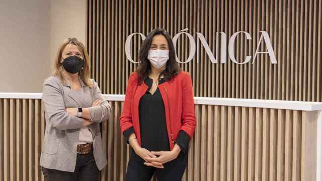 Eva Parera (PP) y Esther Niubó (PSC), antes de empezar el debate sobre la educación catalana en las instalaciones de 'Crónica Global' / CG