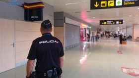 Un agente de policía en un aeropuerto de España, donde a partir del 23 de noviembre se pedirán pruebas PCR / EP