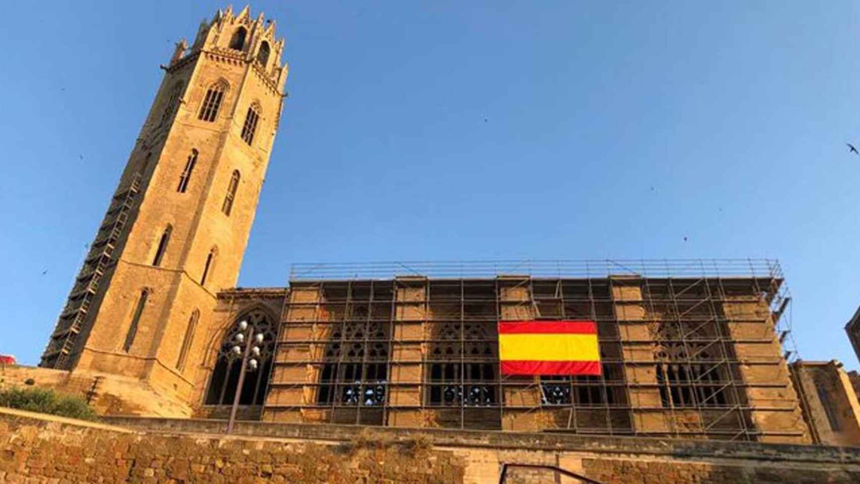 Bandera española colgada en la Seu Vella de Lleida / TWITTER