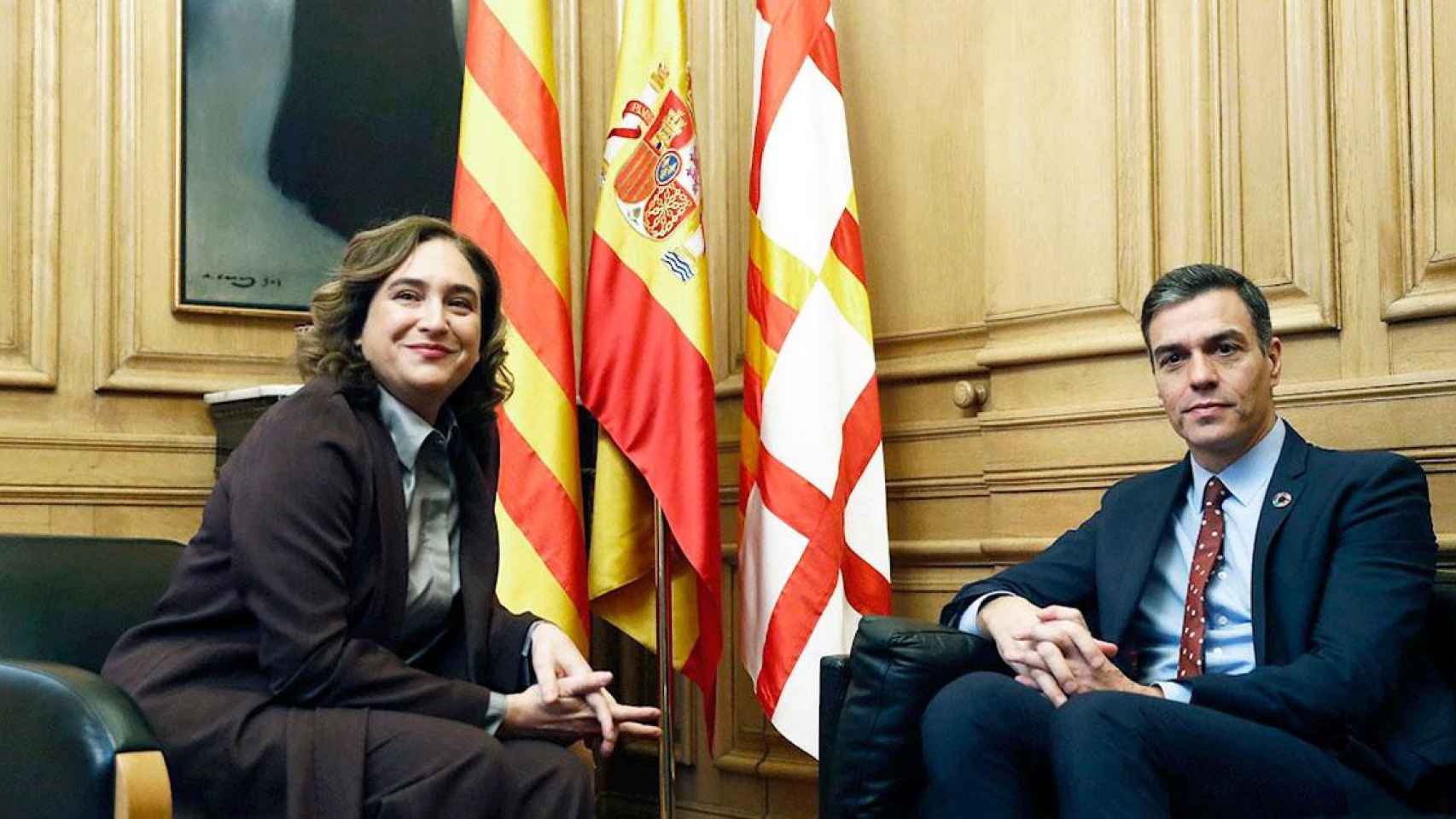 Pedro Sánchez, presidente del Gobierno, y la alcaldesa de Barcelona, Ada Colau / EFE