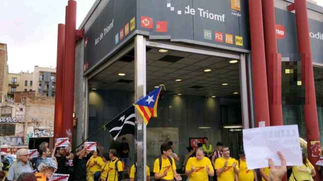 Varios CDR se encadenan ante la estación de metro de Arc de Triomf en Barcelona / @CDREixampleDret