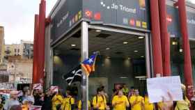 Varios CDR se encadenan ante la estación de metro de Arc de Triomf en Barcelona / @CDREixampleDret
