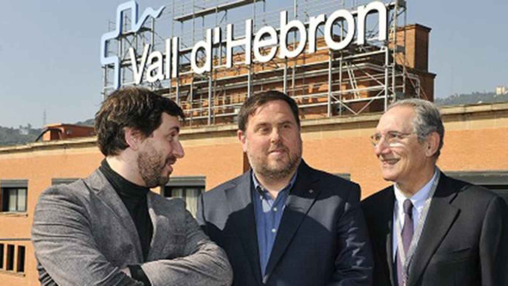 Toni Comín (i), Oriol Junqueras (c) y Vicenç Martínez Ibáñez, gerente del hospital Vall d'Hebron / CG