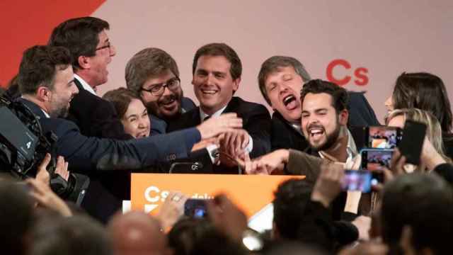 Albert Rivera celebra los resultados en Andalucía con los candidatos de Ciudadanos /EFE