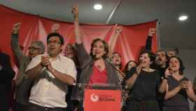La alcaldesa Ada Colau celebrando su victoria electoral de 2015 junto a parte de su equipo de Barcelona en Comú / Twitter