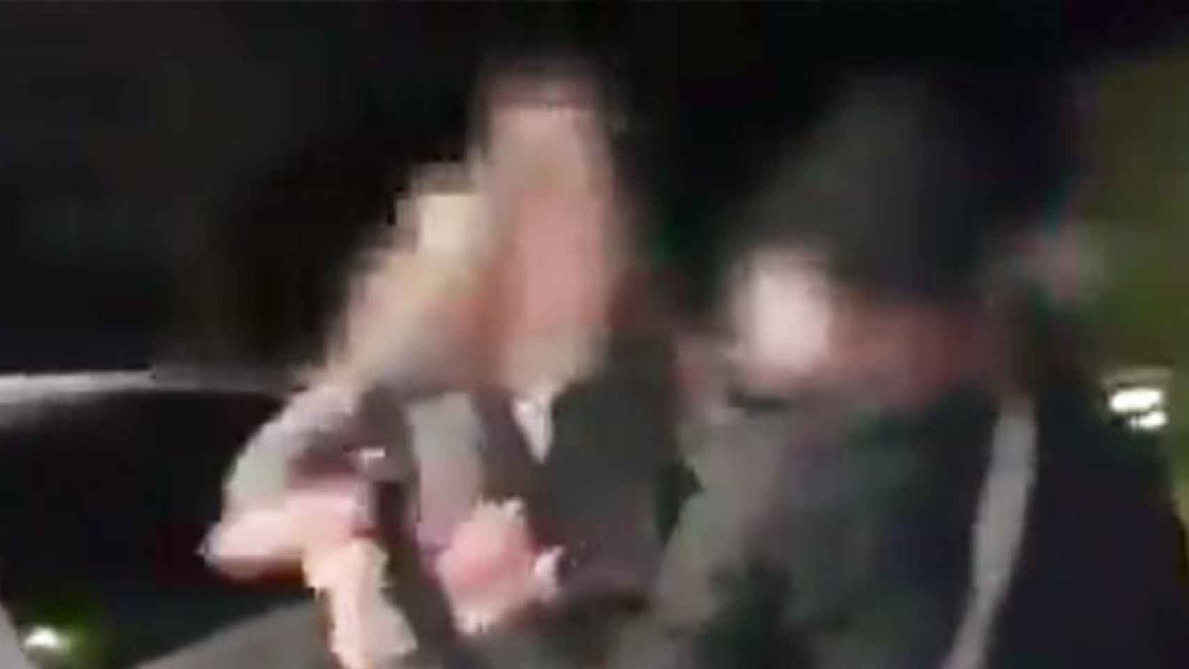 Imagen de un instante de la pelea en Valls por una estelada, que ha acabado con insultos y daños en un coche / CG