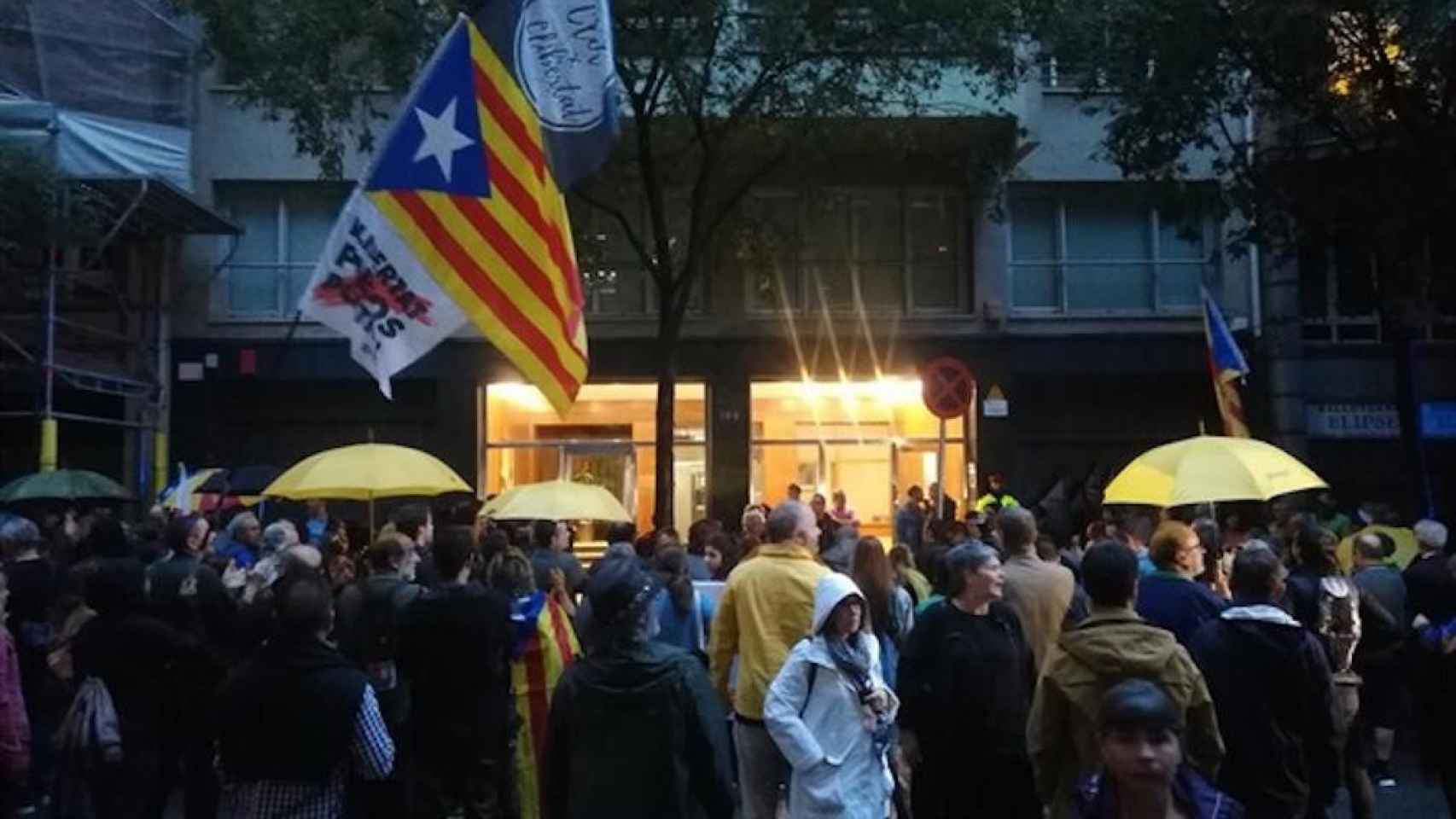 Cerca de un centenar de miembros de los CDR protestan frente a la sede de ERC / EUROPAPRESS