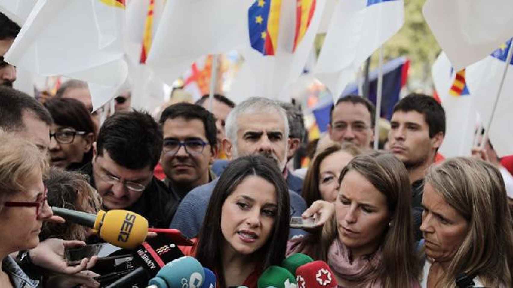 La líder catalana de Ciudadanos, Inés Arrimadas, atiende a los medios en la manifestación celebrada con motivo del 12 de octubre en Barcelona/ CG