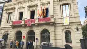 El lazo amarillo que cuelga de la fachada del distrito de Les Corts de Barcelona / CG