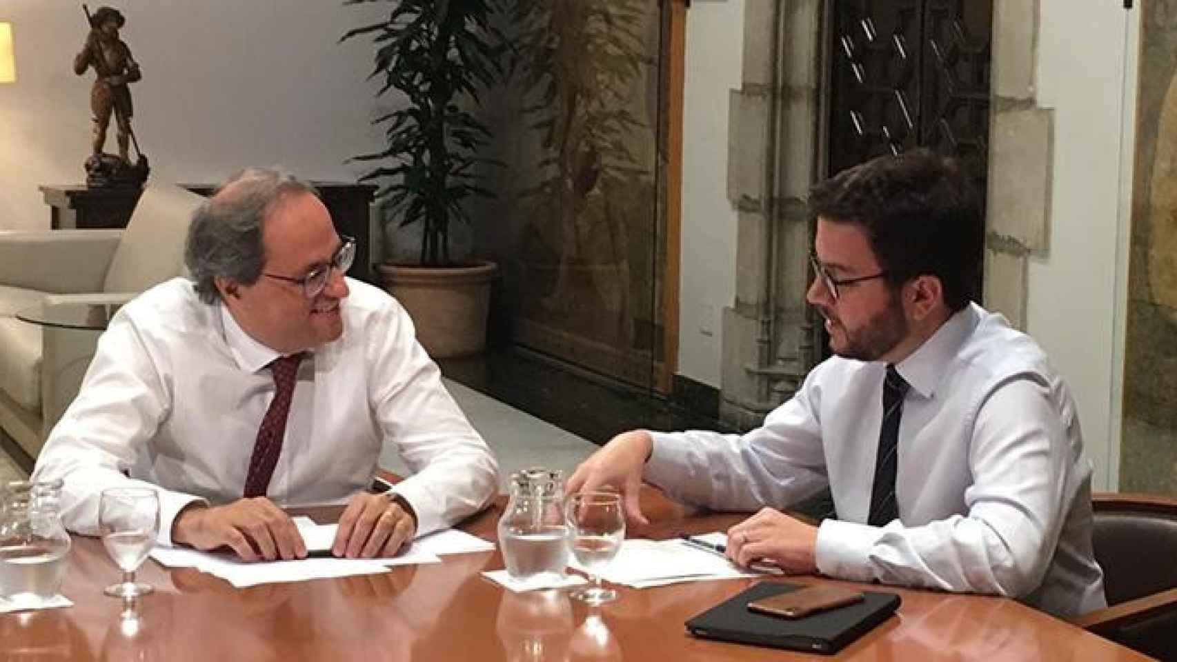 El presidente Quim Torra (i) y el vicepresidente del Govern, Pere Argonès (d) reunidos tras la crisis entre JxCAT y ERC / CG