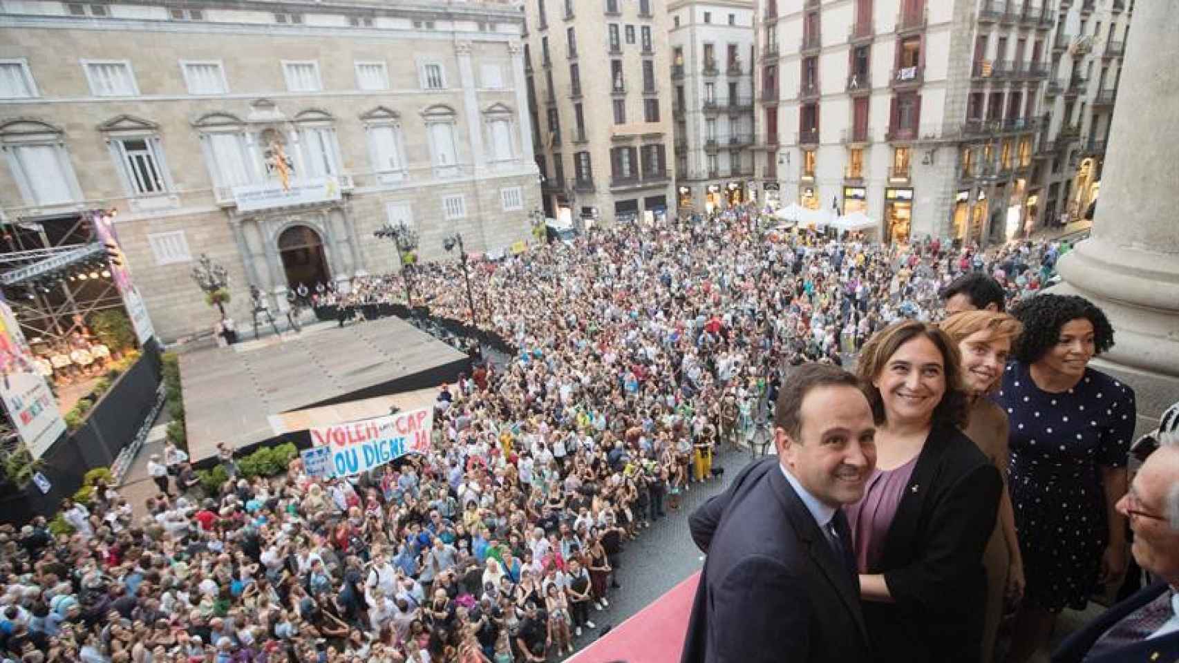 La alcaldesa de Barcelona, Ada Colau junto a la actriz Leticia Dolera en La Mercè / EFE